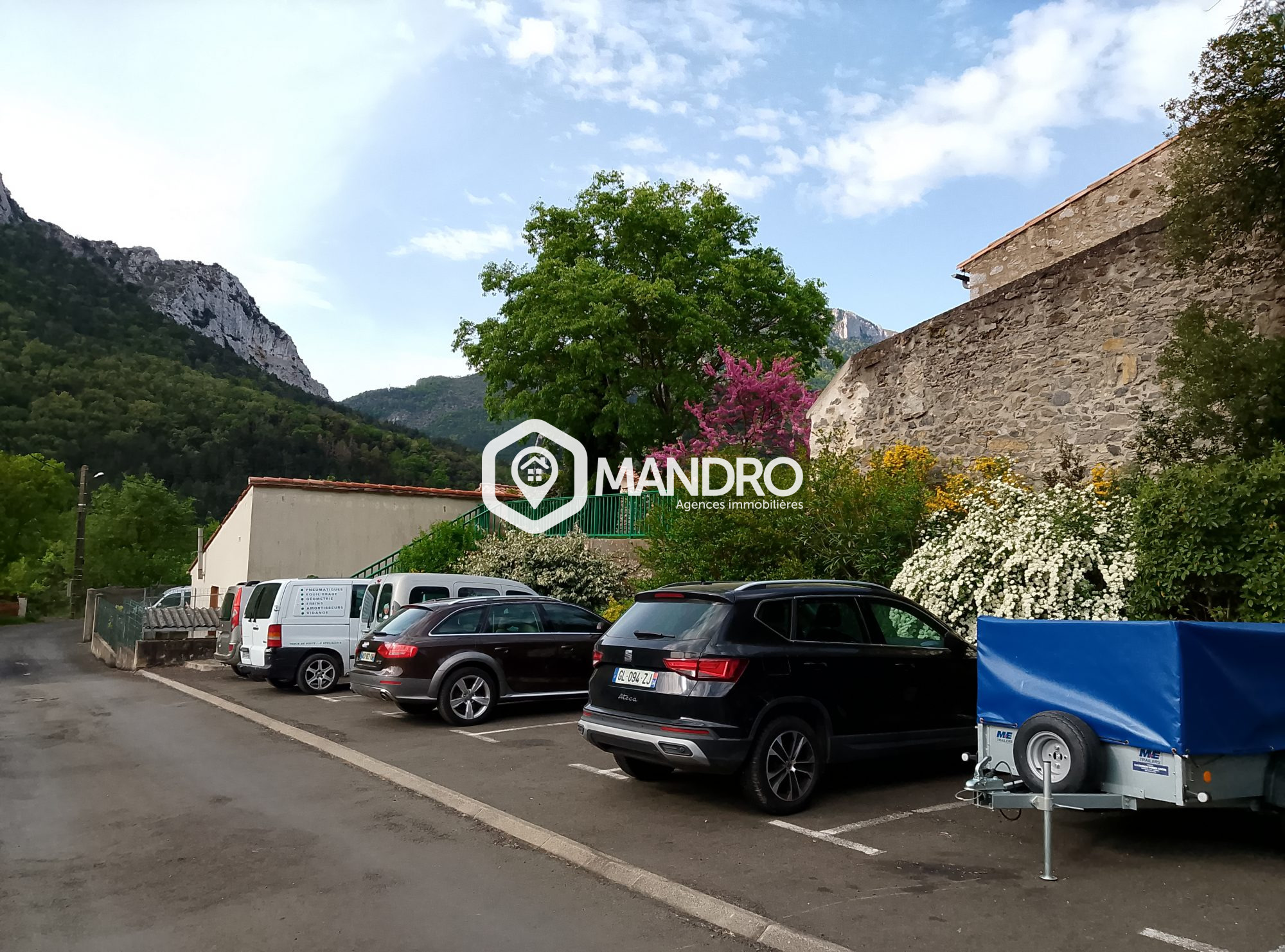 parking en face du 1er jardin